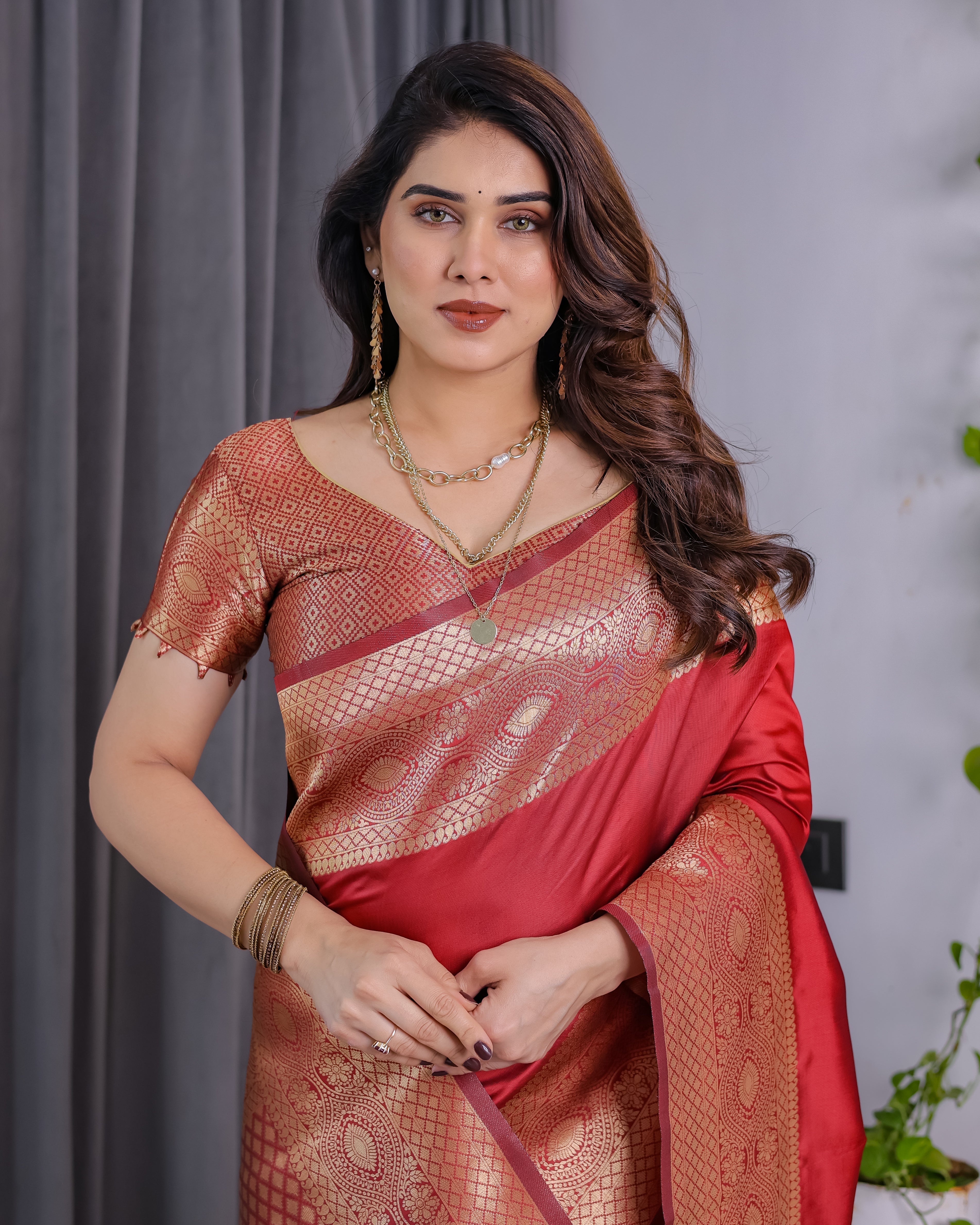 Classic Red Pure Kanjivaram Silk Saree with Rich Golden Zari Weaving & Matching Blouse – 5.5m Saree + 0.8m Blouse Piece