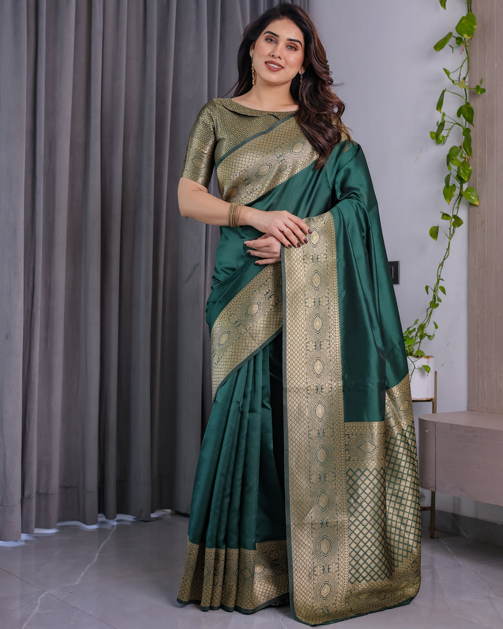 Emerald Green Pure Kanjivaram Silk Saree with Rich Golden Zari Weave & Blouse Piece – 5.5m Saree + 0.8m Blouse