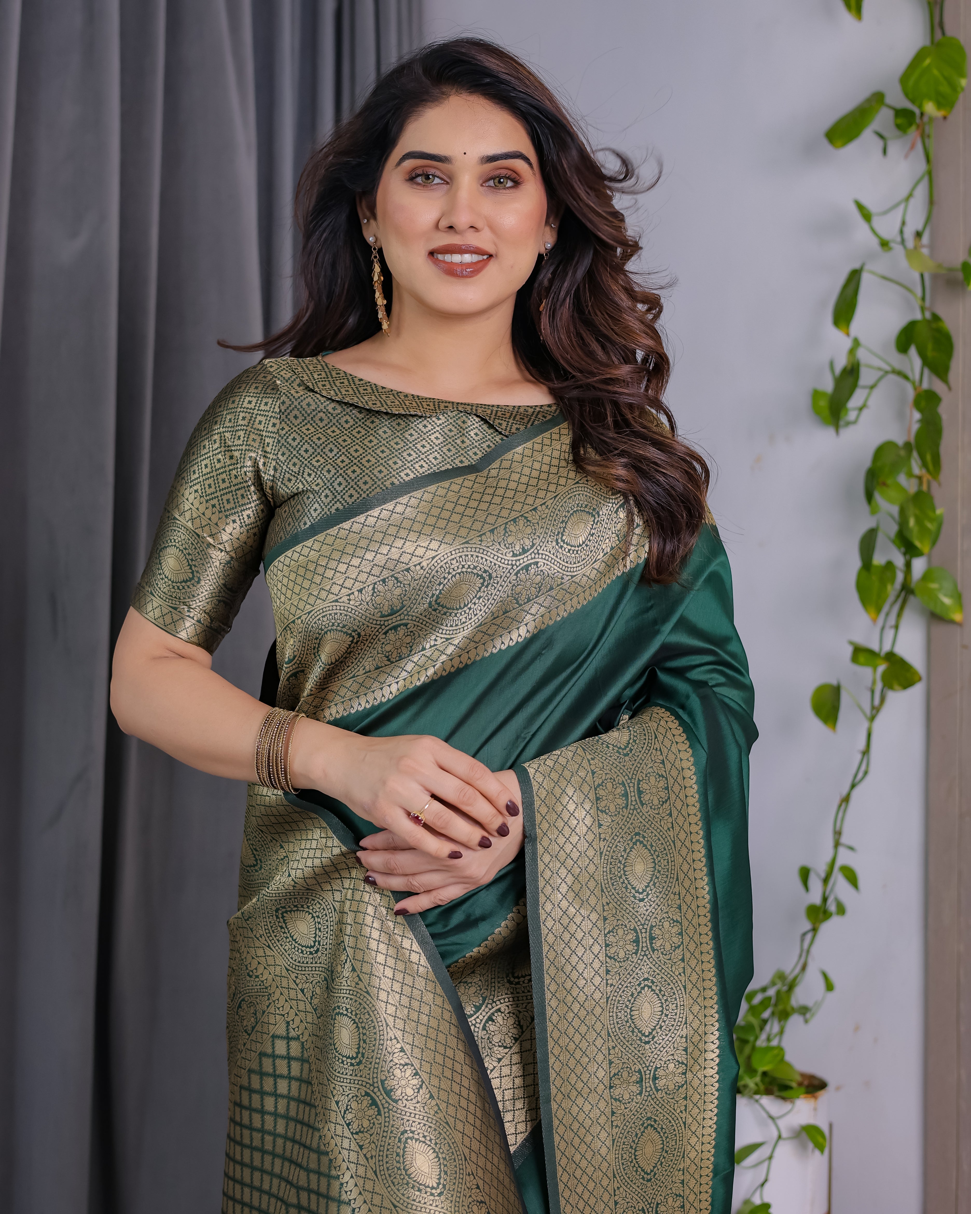 Emerald Green Pure Kanjivaram Silk Saree with Rich Golden Zari Weave & Blouse Piece – 5.5m Saree + 0.8m Blouse