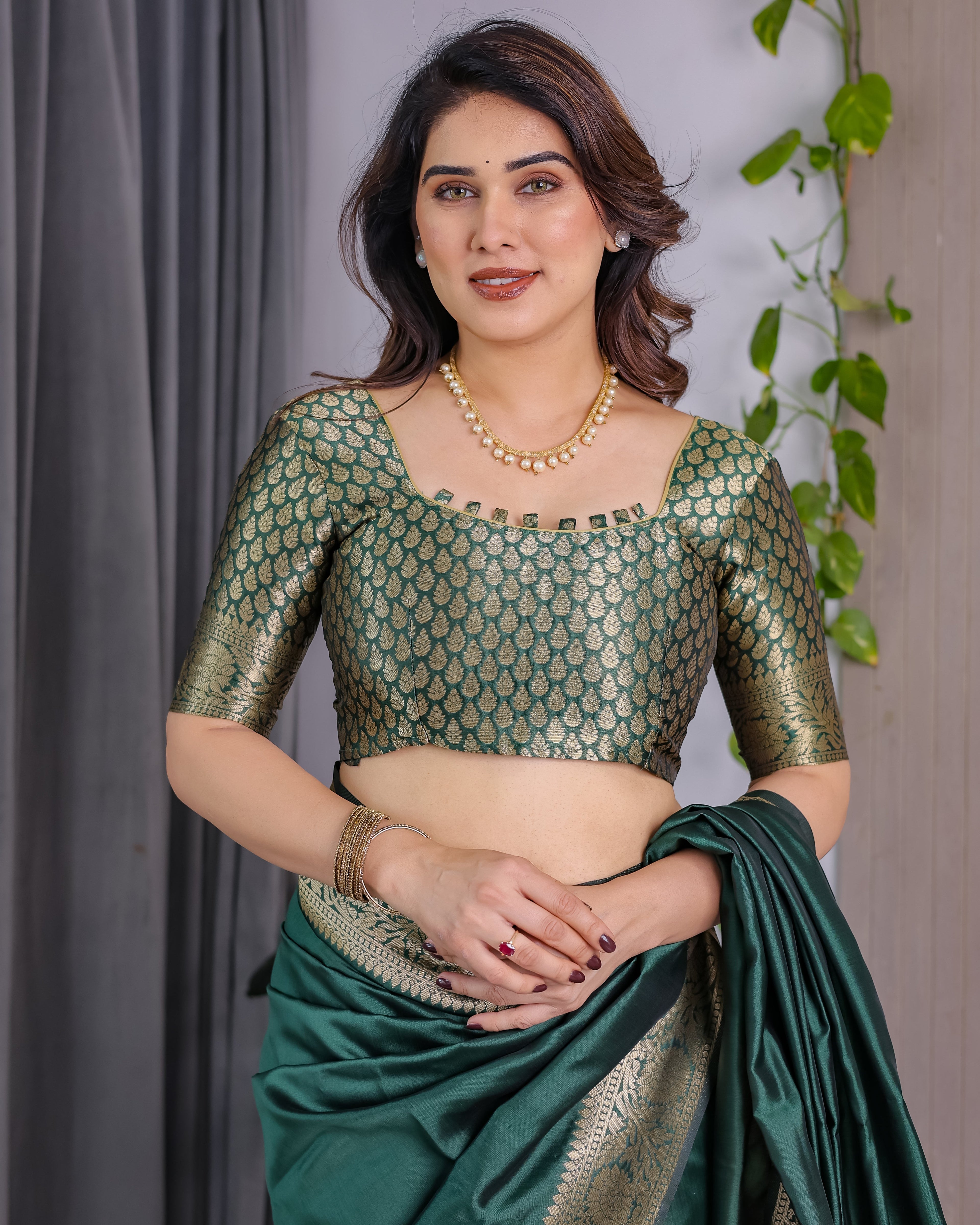 Deep Bottle Green Pure Kanjivaram Silk Saree with Floral Golden Zari Border & Blouse – 5.5m Saree + 0.8m Blouse Piece