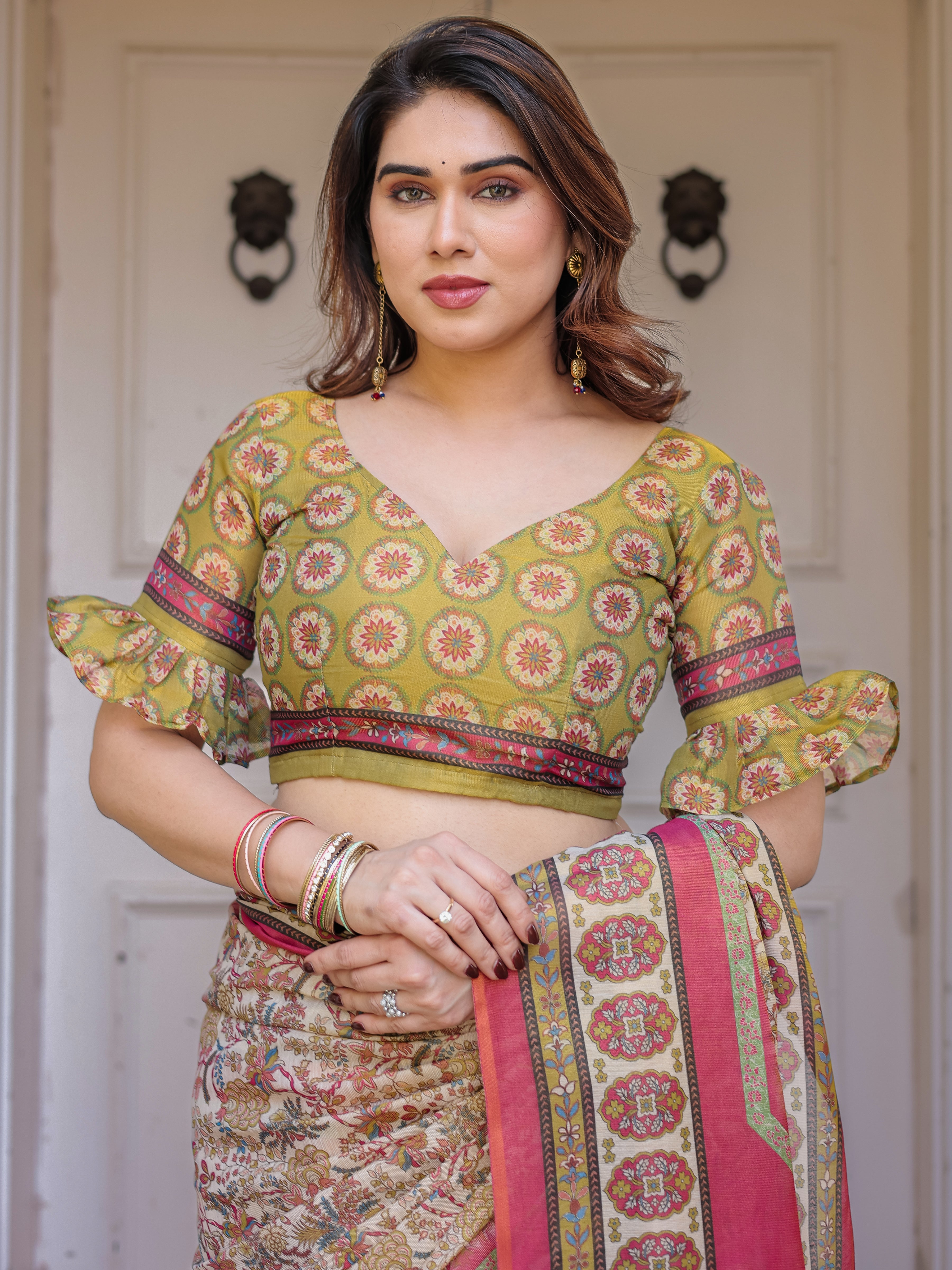 Cream & Pink Floral Heritage Printed Handloom Cotton Saree with Traditional Border & Tassels – Elegant Festive Wear